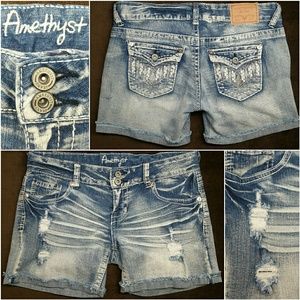 AMETHYST🔮JEANS NWOT 9 shorts Distressed & Fraying